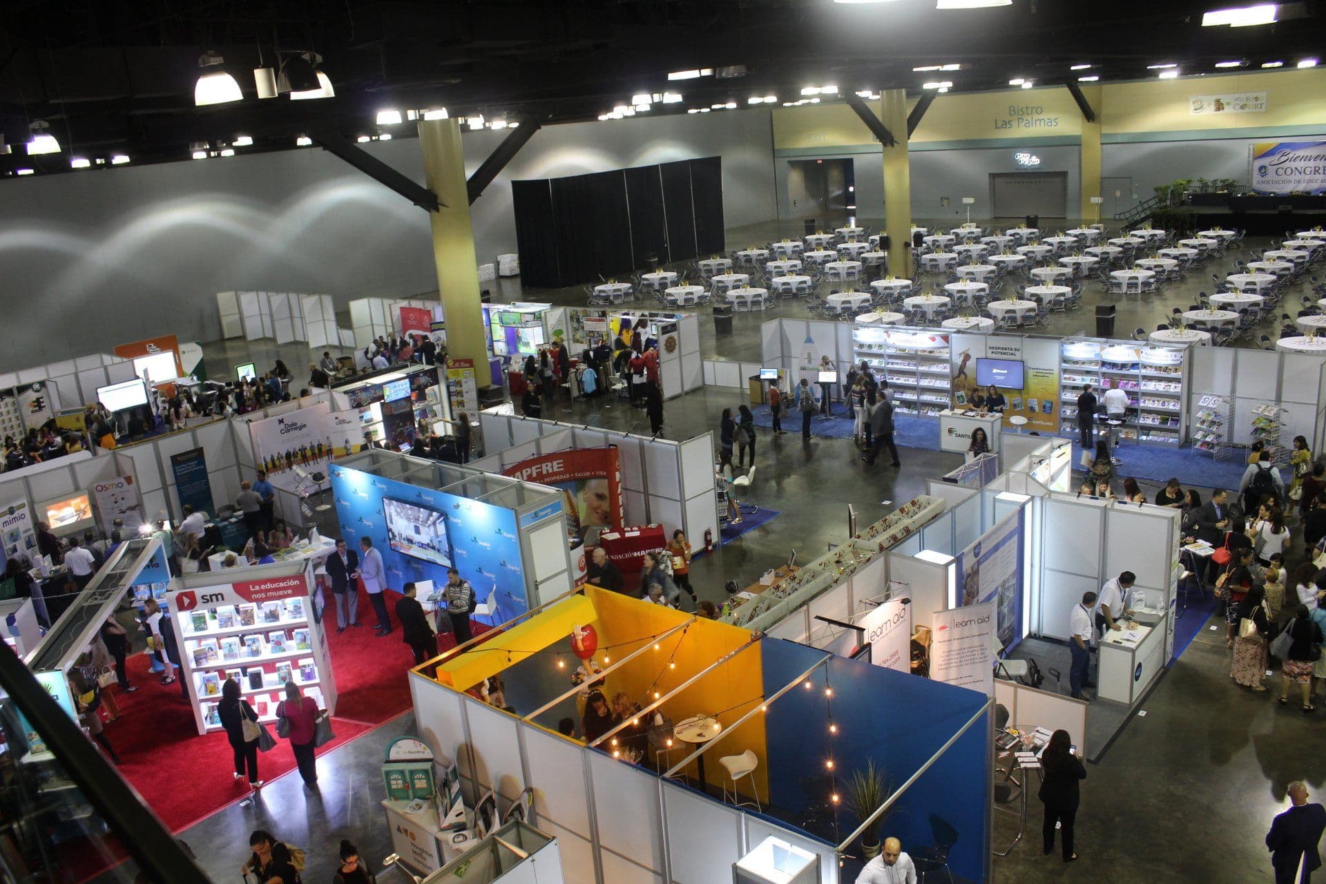 Vista aérea de la sala de exhibidores del Congreso Educativo de la AEP