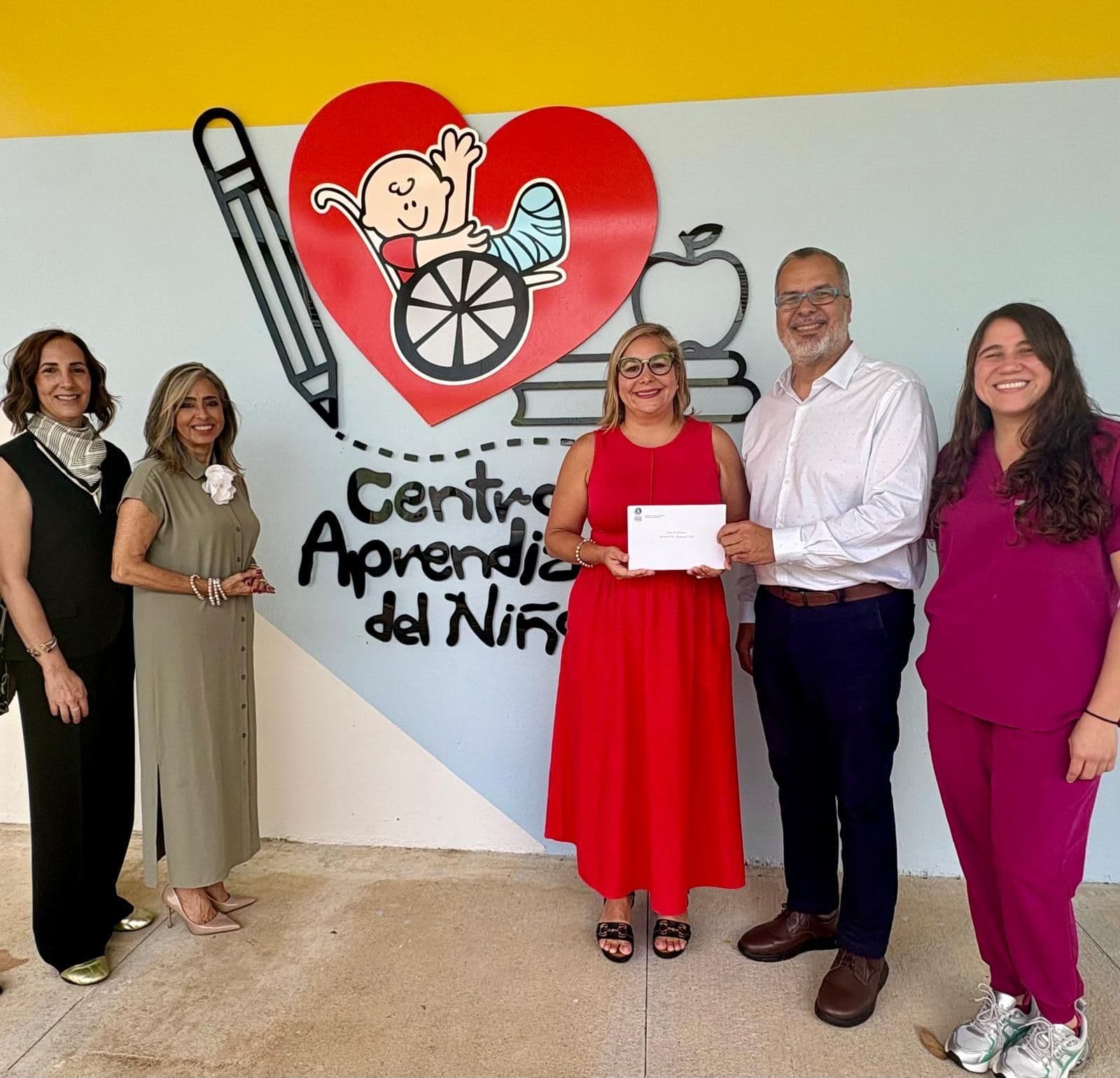 Entrega de reconocimiento en el Centro de Aprendizaje del Niño (abre a tamaño completo en una pestaña nueva)