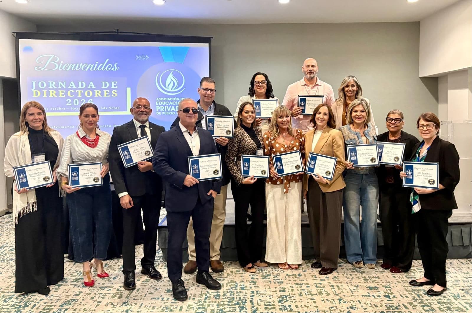 Grupo de directores con sus certificados de participación en la Jornada 2026 (abre a tamaño completo en una pestaña nueva)